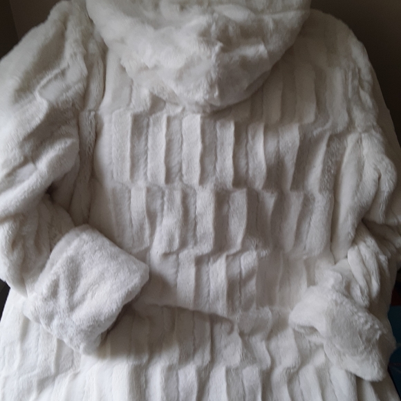 Well kept faux fur - Picture 3 of 5